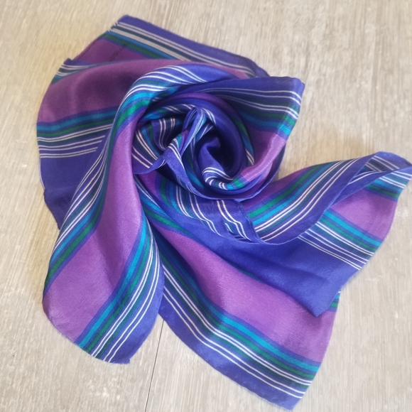 Liz Claiborne Accessories - Stunning Liz Claiborne scarf